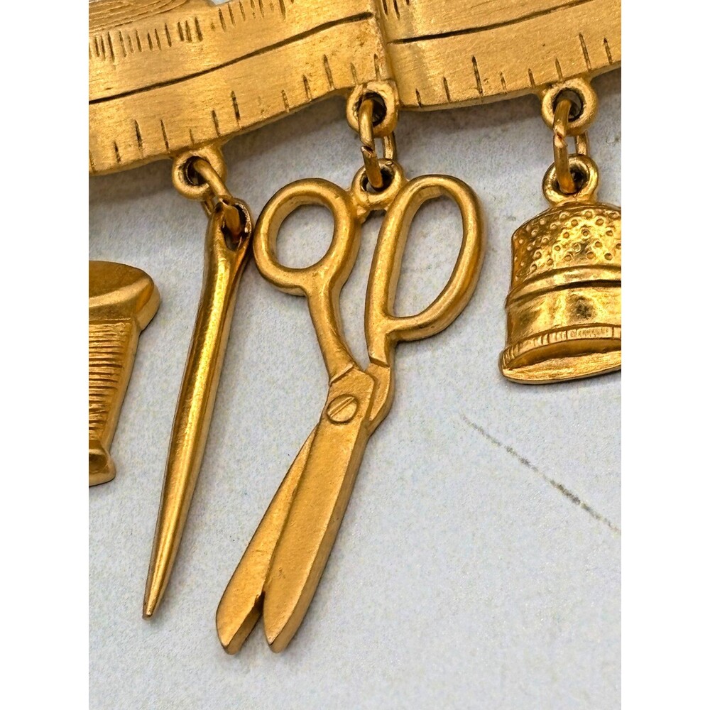JJ Jonette Seamstress Tailor Brooch Pin Brushed Gold Tone Sewing Tools‎ Vintage - Picture 2 of 9